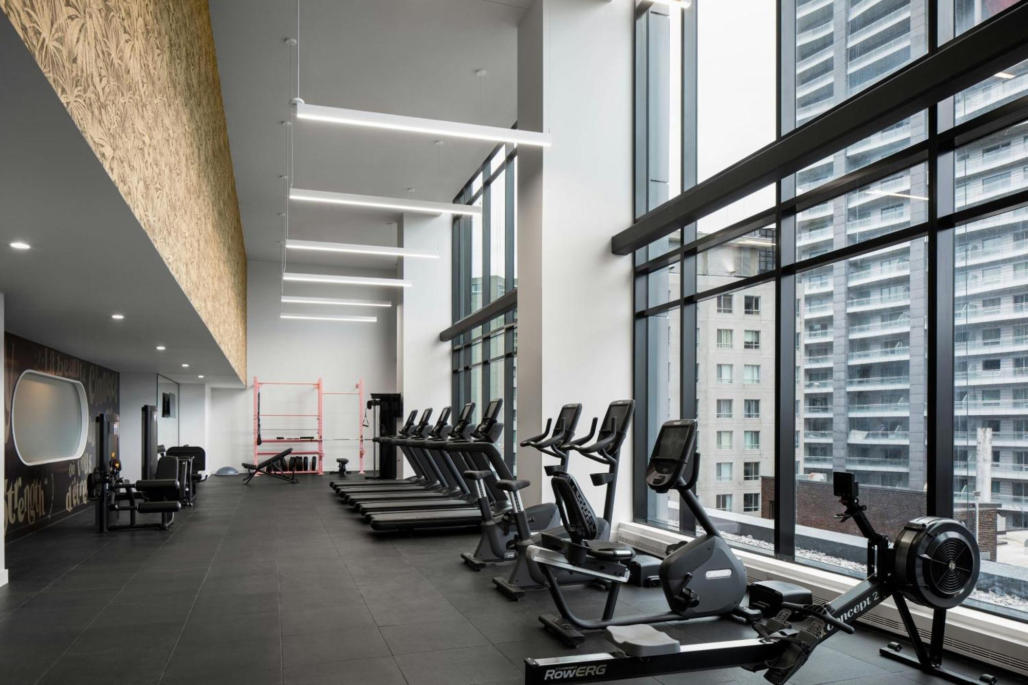 Honeyrose Hotel, Montreal, A Tribute Portfolio Hotel Exteriér fotografie The gym at The Collective Old Oak