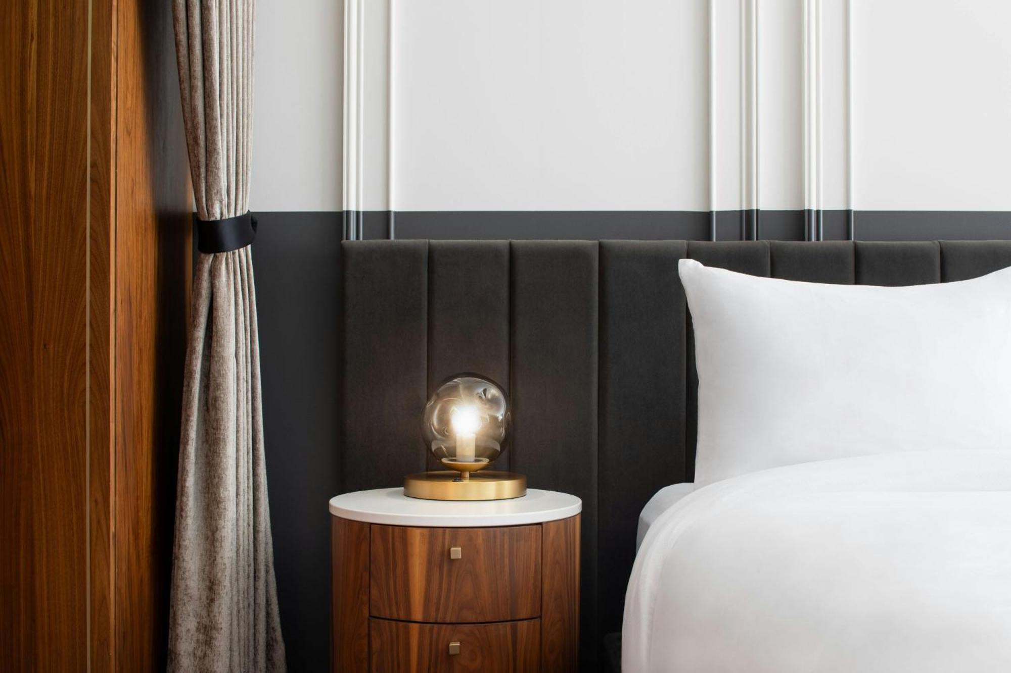 Honeyrose Hotel, Montreal, A Tribute Portfolio Hotel Exteriér fotografie A bedside table