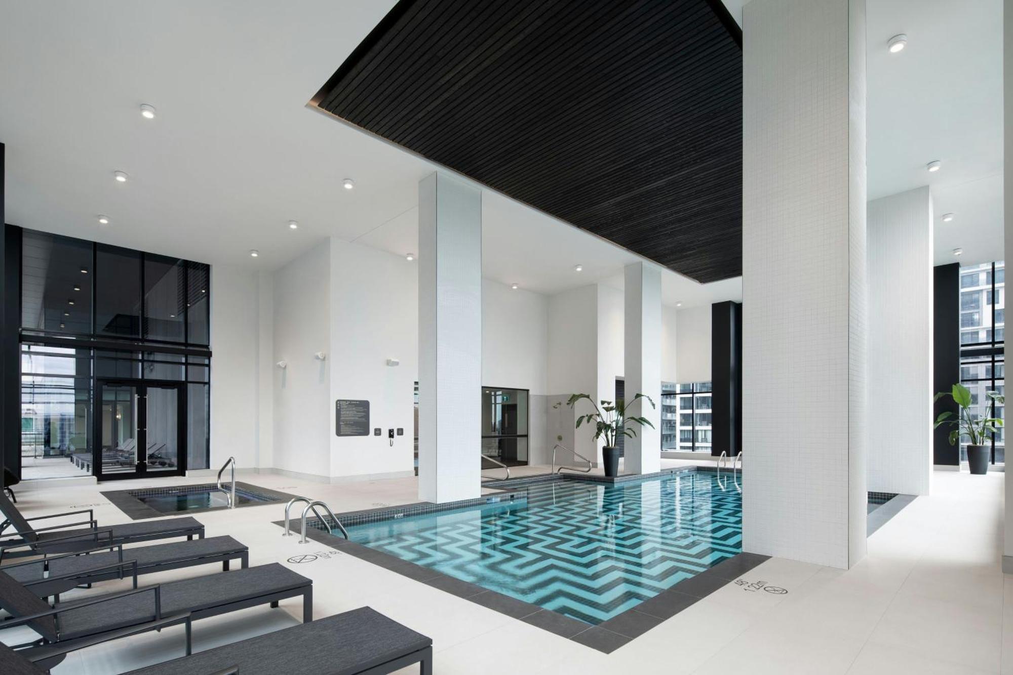 Honeyrose Hotel, Montreal, A Tribute Portfolio Hotel Exteriér fotografie The swimming pool at the hotel