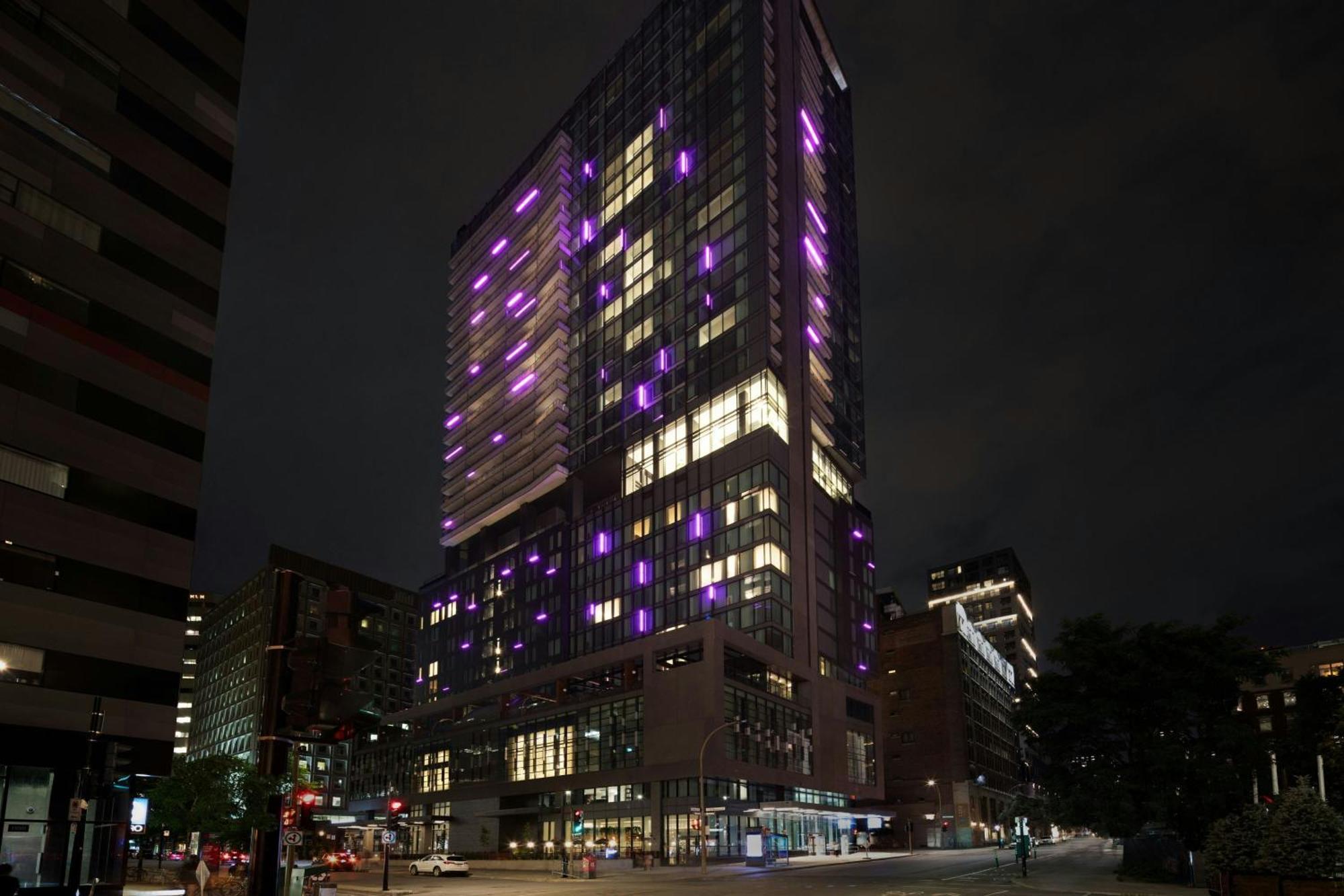Honeyrose Hotel, Montreal, A Tribute Portfolio Hotel Exteriér fotografie The Standard East Village at night